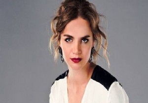 Tuğçe Kazaz'dan Atatürk'e hakaret!